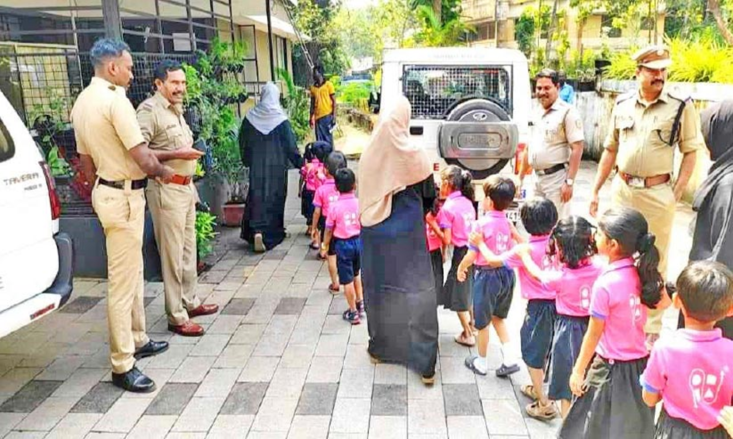 കൈയാമം തൊട്ട്, ലോക്കപ്പ് കണ്ട് കുട്ടികൾ