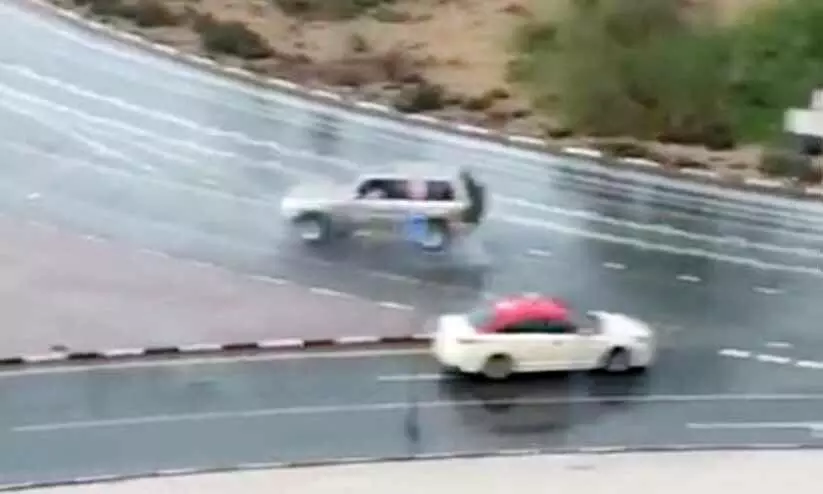 മഴയിൽ ആനന്ദ നൃത്തമാടി വാഹനങ്ങൾ; പിഴയിട്ട് പൊലീസ്