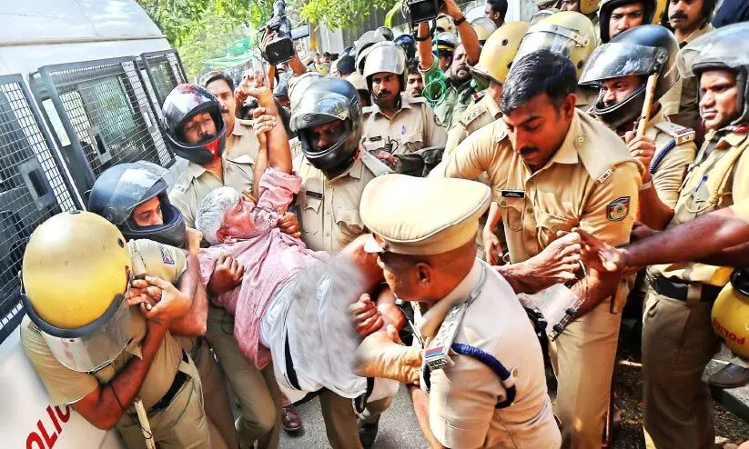 കോതിയിൽ മലിനജല സംസ്കരണ പ്ലാന്റ് പണി തുടങ്ങി; പ്രതിഷേധം, സംഘർഷം, അറസ്റ്റ് കോതിയിൽ മലിനജല സംസ്കരണ പ്ലാന്റ് പണി തുടങ്ങി; പ്രതിഷേധം, സംഘർഷം, അറസ്റ്റ്