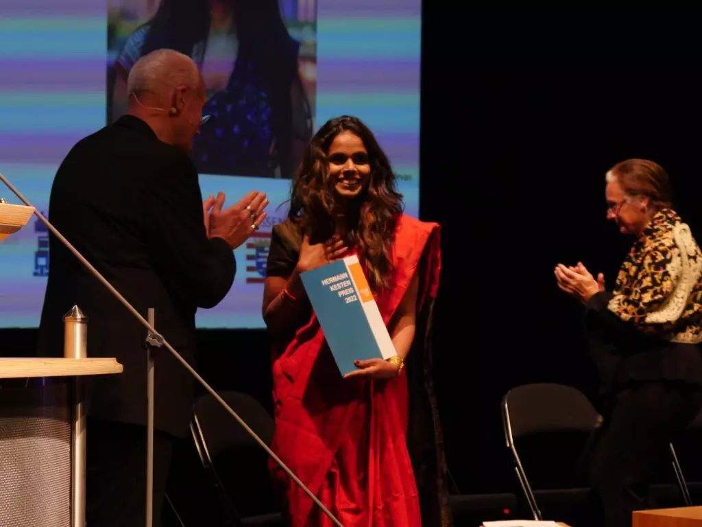 മീന കന്ദസാമി ഹെർമൻ കെസ്റ്റൻ പ്രൈസ് സ്വീകരിക്കുന്നു