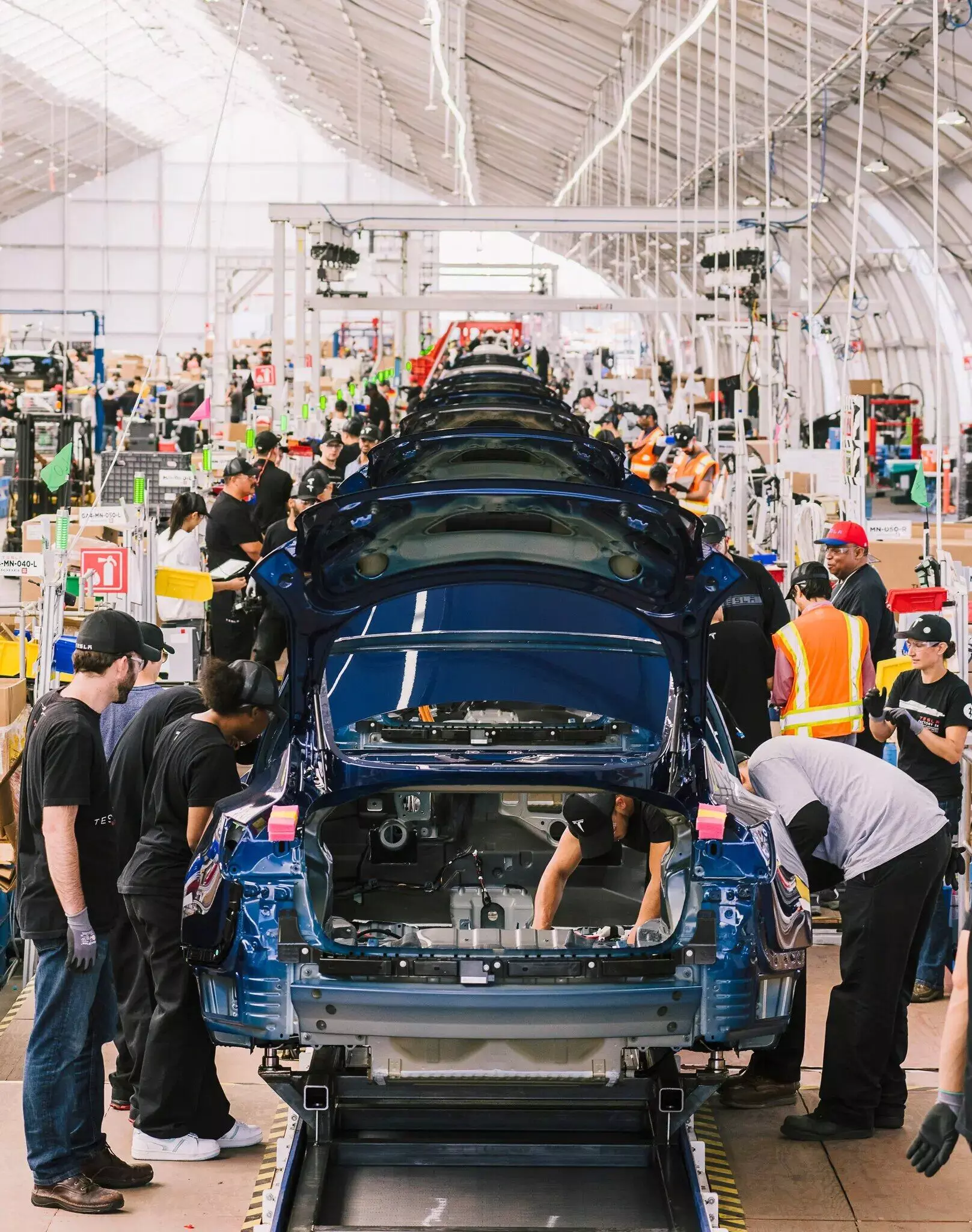 ടെസ്‌ലയിലെ അസംബ്ലി ലൈൻ