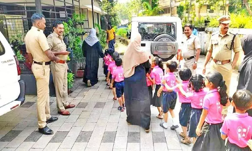 കൈയാമം തൊട്ട്, ലോക്കപ്പ് കണ്ട് കുട്ടികൾ കൈയാമം തൊട്ട്, ലോക്കപ്പ് കണ്ട് കുട്ടികൾ