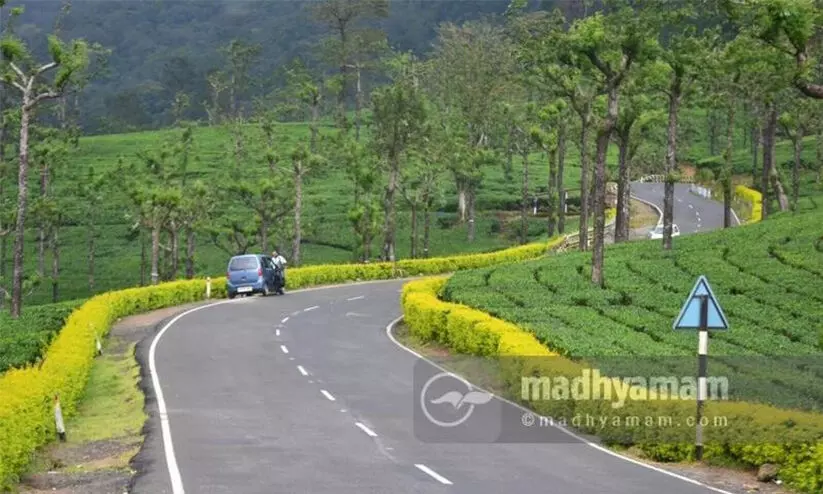 മലക്കപ്പാറയിൽ രാത്രിയാത്ര നിരോധിച്ചു മലക്കപ്പാറയിൽ രാത്രിയാത്ര നിരോധിച്ചു