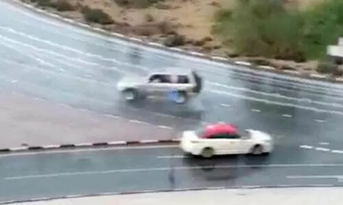 മഴയിൽ ആനന്ദ നൃത്തമാടി വാഹനങ്ങൾ; പിഴയിട്ട് പൊലീസ്