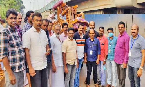 പ്രതിഷേധം; അനധികൃത വുഡ് ഫർണിച്ചർ വിൽപന നഗരസഭ പിടിച്ചെടുത്തു പ്രതിഷേധം; അനധികൃത വുഡ് ഫർണിച്ചർ വിൽപന നഗരസഭ പിടിച്ചെടുത്തു