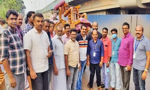 പ്രതിഷേധം; അനധികൃത വുഡ് ഫർണിച്ചർ വിൽപന നഗരസഭ പിടിച്ചെടുത്തു