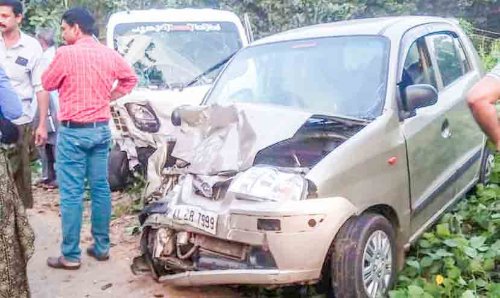 കാറും ഓട്ടോയും കൂട്ടിയിടിച്ചു; അഞ്ചുപേർക്ക് പരിക്ക്