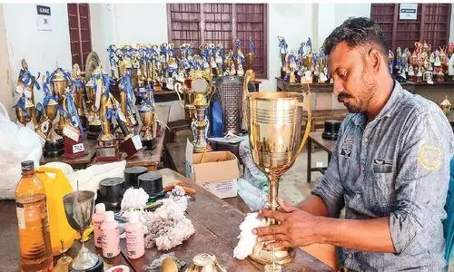 കലോത്സവം; മിന്നിത്തിളങ്ങുന്ന ട്രോഫി വാങ്ങുന്നവർ ജോംസിനെ അറിയണം