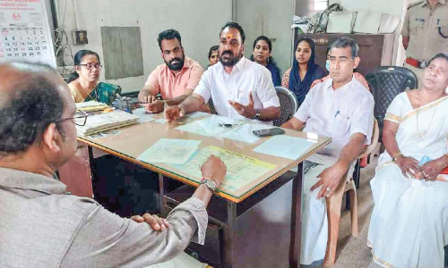 ഗുരുവായൂര് നഗരത്തില് മലിനജലം പൊട്ടിയൊഴുകുന്നു; യു.ഡി.എഫ് കൗണ്സിലര്മാര് ജല അതോറിറ്റി ഓഫിസിലെത്തി പ്രതിഷേധിച്ചു ഗുരുവായൂര് നഗരത്തില് മലിനജലം പൊട്ടിയൊഴുകുന്നു; യു.ഡി.എഫ് കൗണ്സിലര്മാര് ജല അതോറിറ്റി ഓഫിസിലെത്തി പ്രതിഷേധിച്ചു