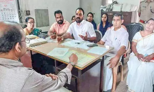 ഗുരുവായൂര്‍ നഗരത്തില്‍ മലിനജലം പൊട്ടിയൊഴുകുന്നു; യു.ഡി.എഫ് കൗണ്‍സിലര്‍മാര്‍ ജല അതോറിറ്റി ഓഫിസിലെത്തി പ്രതിഷേധിച്ചു