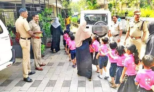 കൈയാമം തൊട്ട്, ലോക്കപ്പ് കണ്ട് കുട്ടികൾ