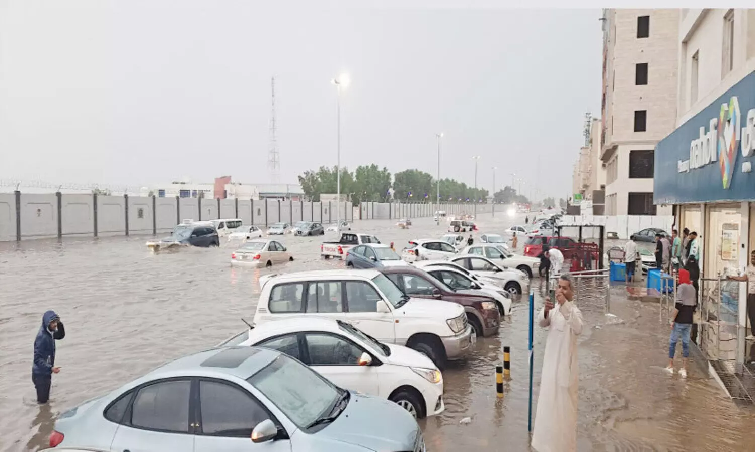 ജി​ദ്ദ​യി​ൽ ശ​ക്ത​മാ​യ ഇ​ടി​മി​ന്ന​ലു​ം ക​ന​ത്ത മ​ഴ​യും;ര​ണ്ടു​മ​ര​ണം