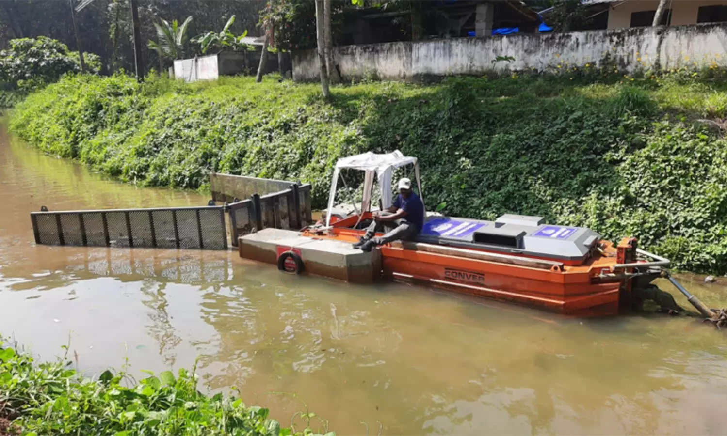 ചെളിയും പായലും നീക്കി തുടങ്ങി, നെയ്യാര്‍ ഒഴുക്ക് വീണ്ടെടുക്കും