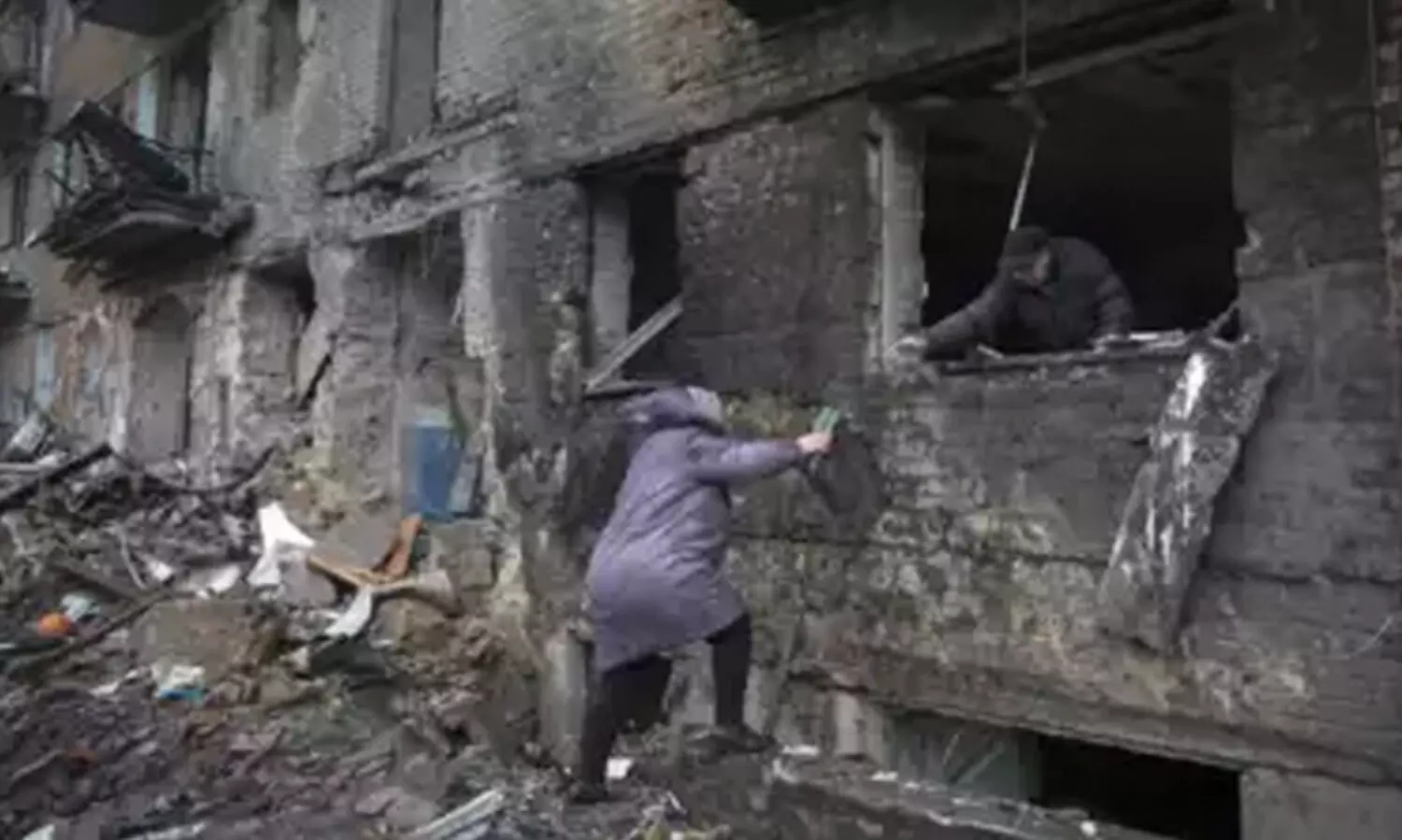 കൊടുംതണുപ്പും റഷ്യൻ ആക്രമണവും; വെള്ളവും വൈദ്യുതിയുമില്ലാതെ ദുരിതം ഇരട്ടിയായി യുക്രെയ്ൻ