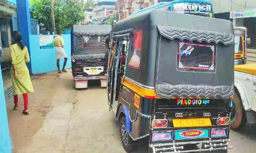 ആശുപത്രി പ്രവേശന കവാടം കൈയടക്കി ഓട്ടോകൾ; വലഞ്ഞ് രോഗികൾ ആശുപത്രി പ്രവേശന കവാടം കൈയടക്കി ഓട്ടോകൾ; വലഞ്ഞ് രോഗികൾ