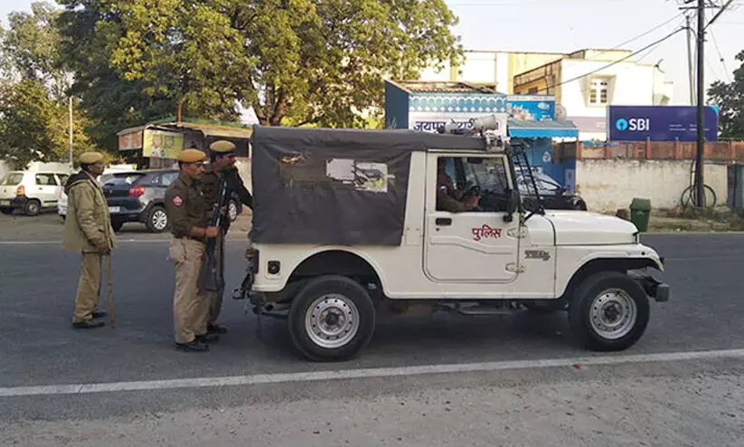 യുവാവിനെ ബൈക്കിലെത്തിയ സംഘം വെടിവെച്ച് കൊന്നു; സംഘർഷ ഭീതിയിൽ പ്രദേശത്ത് ഇന്റർനെറ്റ് വിച്ഛേദിച്ചു യുവാവിനെ ബൈക്കിലെത്തിയ സംഘം വെടിവെച്ച് കൊന്നു; സംഘർഷ ഭീതിയിൽ പ്രദേശത്ത് ഇന്റർനെറ്റ് വിച്ഛേദിച്ചു