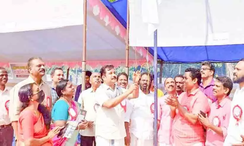 ആലപ്പുഴ ജില്ല സ്കൂൾ കായികമേളക്ക് തുടക്കം ആലപ്പുഴ ജില്ല സ്കൂൾ കായികമേളക്ക് തുടക്കം