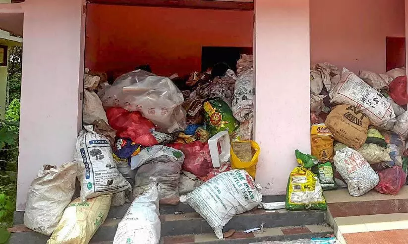 ഓയൂരിലെ വഴിയിടം പദ്ധതി കെട്ടിടം മാലിന്യം തള്ളൽ കേന്ദ്രമാകുന്നു ഓയൂരിലെ വഴിയിടം പദ്ധതി കെട്ടിടം മാലിന്യം തള്ളൽ കേന്ദ്രമാകുന്നു