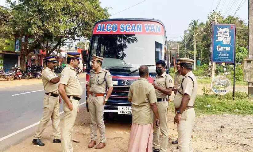 ആൽക്കോ സ്കാൻ വാൻ പരിശോധനയുമായി പൊലീസ് ആൽക്കോ സ്കാൻ വാൻ പരിശോധനയുമായി പൊലീസ്