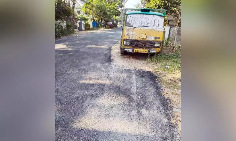 പൊലീസ് പിടിച്ചിട്ട വാഹനങ്ങൾ റോഡ് ടാറിങ്ങിനു തടസ്സമാകുന്നു പൊലീസ് പിടിച്ചിട്ട വാഹനങ്ങൾ റോഡ് ടാറിങ്ങിനു തടസ്സമാകുന്നു