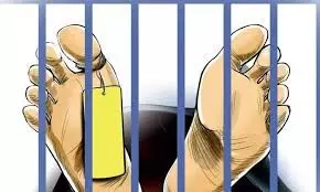 വീട്ടുജോലിക്കാരിയുമായി ലൈംഗിക ബന്ധത്തിനിടെ മരണം; വയോധികന്റെ മൃതദേഹം റോഡിൽ ഉപേക്ഷിച്ചു വീട്ടുജോലിക്കാരിയുമായി ലൈംഗിക ബന്ധത്തിനിടെ മരണം; വയോധികന്റെ മൃതദേഹം റോഡിൽ ഉപേക്ഷിച്ചു