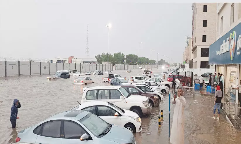 ജിദ്ദയിൽ ശക്തമായ ഇടിമിന്നലും കനത്ത മഴയും;രണ്ടുമരണം ജിദ്ദയിൽ ശക്തമായ ഇടിമിന്നലും കനത്ത മഴയും;രണ്ടുമരണം