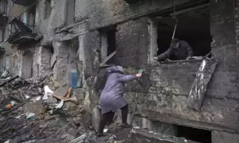 കൊടുംതണുപ്പും റഷ്യൻ ആക്രമണവും; വെള്ളവും വൈദ്യുതിയുമില്ലാതെ ദുരിതം ഇരട്ടിയായി യുക്രെയ്ൻ കൊടുംതണുപ്പും റഷ്യൻ ആക്രമണവും; വെള്ളവും വൈദ്യുതിയുമില്ലാതെ ദുരിതം ഇരട്ടിയായി യുക്രെയ്ൻ