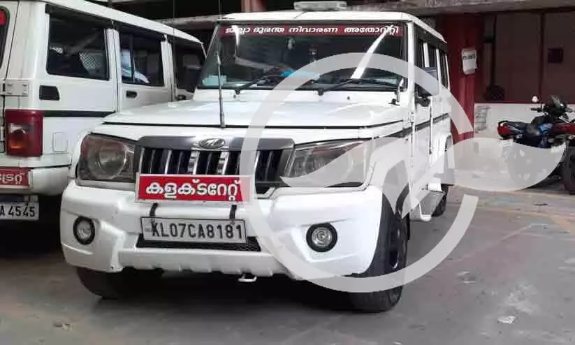 പ്രളയ നഷ്ടപരിഹാരം നൽകിയില്ല; സർക്കാർ വാഹനം ജപ്തി ചെയ്തു പ്രളയ നഷ്ടപരിഹാരം നൽകിയില്ല; സർക്കാർ വാഹനം ജപ്തി ചെയ്തു