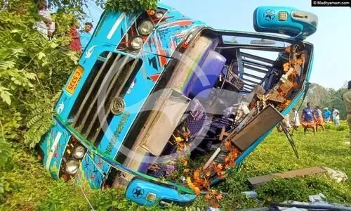 ബസ് പാടത്തേക്ക് മറിഞ്ഞ് നിരവധി പേർക്ക് പരിക്ക്