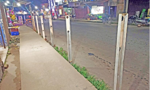 ബാലുശ്ശേരി ടൗൺ നവീകരണം; നടപ്പാതയിൽ ഹാൻഡ് റെയിൽ സ്ഥാപിക്കുന്നത് ഓട്ടോ തൊഴിലാളികൾ തടഞ്ഞു ബാലുശ്ശേരി ടൗൺ നവീകരണം; നടപ്പാതയിൽ ഹാൻഡ് റെയിൽ സ്ഥാപിക്കുന്നത് ഓട്ടോ തൊഴിലാളികൾ തടഞ്ഞു