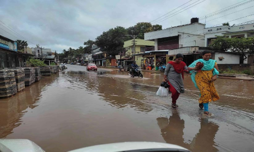 റോഡിലെ വെള്ളക്കെട്ട് അപകടമുണ്ടാക്കുന്നു