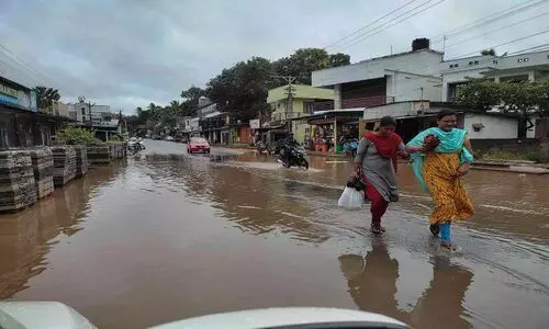റോഡിലെ വെള്ളക്കെട്ട് അപകടമുണ്ടാക്കുന്നു റോഡിലെ വെള്ളക്കെട്ട് അപകടമുണ്ടാക്കുന്നു
