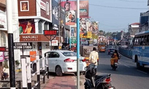 നടപ്പാത കൈയേറി അനധികൃത പാർക്കിങ്