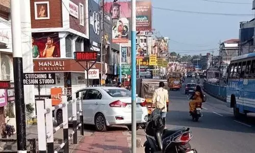 നടപ്പാത കൈയേറി അനധികൃത പാർക്കിങ്