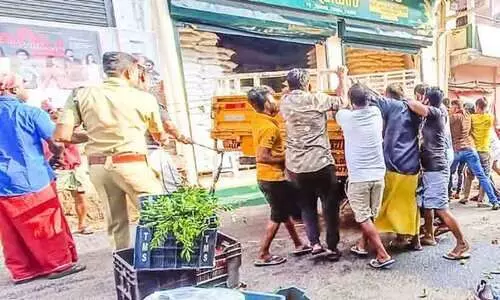 പിക്അപ് വാൻ ബൈക്കിലിടിച്ചു; രണ്ടുപേർക്ക് പരിക്ക്