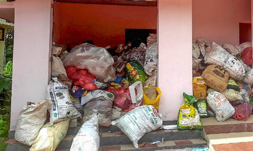 ഓയൂരിലെ വഴിയിടം പദ്ധതി കെട്ടിടം മാലിന്യം തള്ളൽ കേന്ദ്രമാകുന്നു