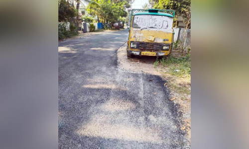 പൊലീസ് പിടിച്ചിട്ട വാഹനങ്ങൾ റോഡ് ടാറിങ്ങിനു തടസ്സമാകുന്നു