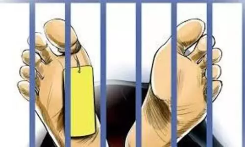 വീട്ടുജോലിക്കാരിയുമായി ലൈംഗിക ബന്ധത്തിനിടെ മരണം; വയോധികന്‍റെ മൃതദേഹം റോഡിൽ ഉപേക്ഷിച്ചു