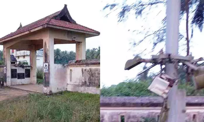 വാടാനപ്പള്ളി ബീച്ചിലെ കളിക്കളവും കവാടവും വേദിയും നോക്കുകുത്തി