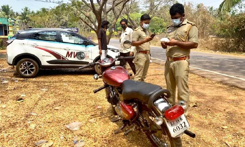 ഇരുചക്ര വാഹനങ്ങളില് രണ്ട് ഹെല്മറ്റ് നിര്ബന്ധം ഇരുചക്ര വാഹനങ്ങളില് രണ്ട് ഹെല്മറ്റ് നിര്ബന്ധം