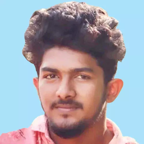 സ്കൂ​ട്ട​ർ ലോ​റി​ക്ക​ടി​യി​ൽ​പെ​ട്ട് യു​വാ​വി​ന് ദാ​രു​ണാ​ന്ത്യം