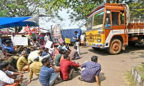 എഫ്.സി.ഐയിലെ ലോറിത്തൊഴിലാളികൾ കരാറുകാരന്‍റെ ലോറി തടഞ്ഞ് പ്രതിഷേധിച്ചു