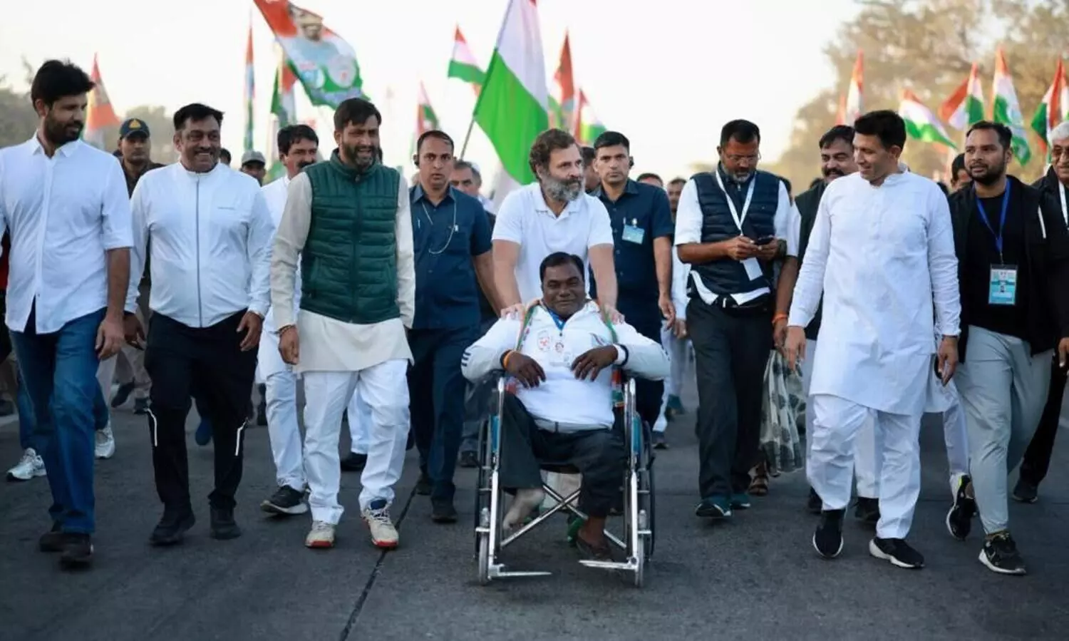 വീൽചെയർ തള്ളിയും ബുള്ളറ്റ് ഓടിച്ചും രാഹുൽ ഗാന്ധി