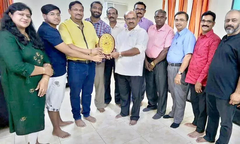 സജി വർഗീസിനും കുടുംബത്തിനും പി.ജെ.എസ് യാത്രയയപ്പ് നൽകി