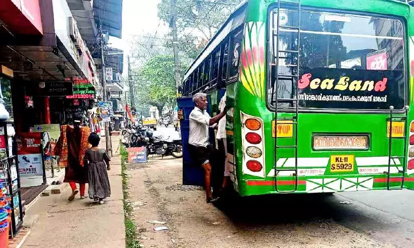 ബസുകളിലിപ്പോൾ കിളികളില്ല, പകരം സമയനിഷ്ഠൻ