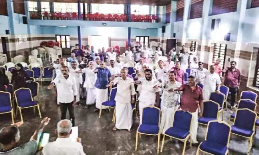 കുപ്പിവെള്ള ഫാക്ടറി: ജനകീയ പ്രതിഷേധം ശക്തം  നാ​ട്ടു​കാ​ർ നി​യ​മ ന​ട​പ​ടി​ക്ക്