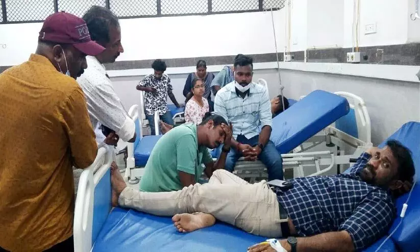 ലോറികൾ എത്തിയതോടെ സംഘർഷം; 15 പേർക്ക് പരിക്ക് ലോറികൾ എത്തിയതോടെ സംഘർഷം; 15 പേർക്ക് പരിക്ക്