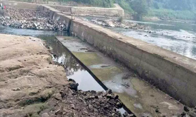 പെരിങ്ങൽക്കുത്തിൽ വൈദ്യുതോൽപാദനം കുറച്ചു; ചാലക്കുടിപ്പുഴ വരളുന്നു