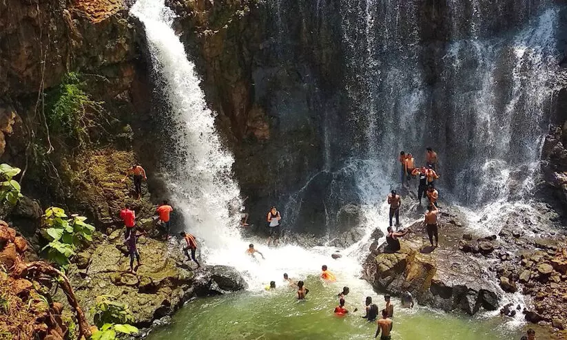 സെൽഫിക്ക് ശ്രമിക്കുന്നതിനിടെ നാലു പെൺകുട്ടികൾ വെള്ളച്ചാട്ടത്തിൽ വീണ് മരിച്ചു
