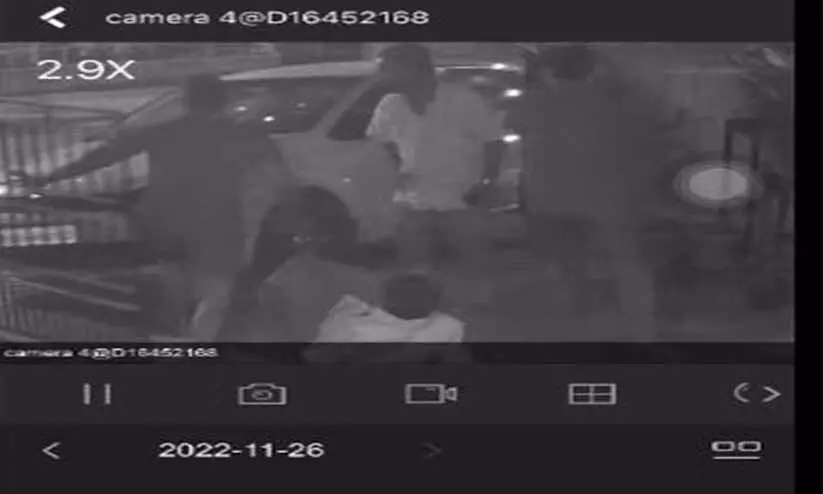 ടി.ഡി.പി നേതാവിനെ അമിത വേഗത്തിലെത്തിയ കാർ ഇടിച്ചിട്ടു; ഗുരുതര പരിക്ക് ടി.ഡി.പി നേതാവിനെ അമിത വേഗത്തിലെത്തിയ കാർ ഇടിച്ചിട്ടു; ഗുരുതര പരിക്ക്